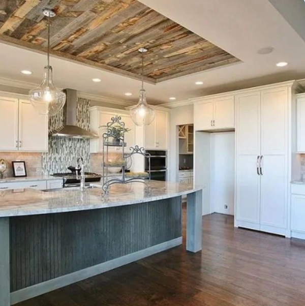 Dapur dengan langit-langit dengan aksen kayu dan lampu gantung klasik